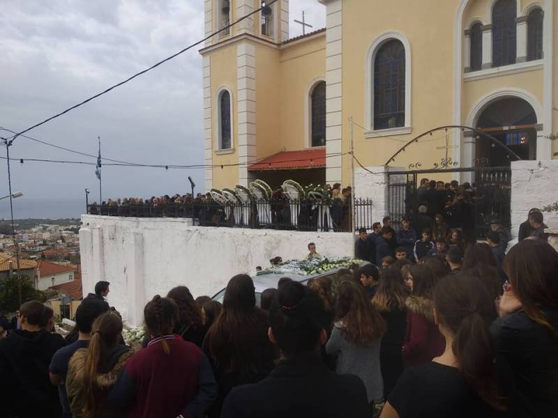 Βαρύ πένθος στην Κυπαρισσία: Το τελευταίο &quot;αντίο&quot; στον 15χρονο Νίκο Τριαλλώνα