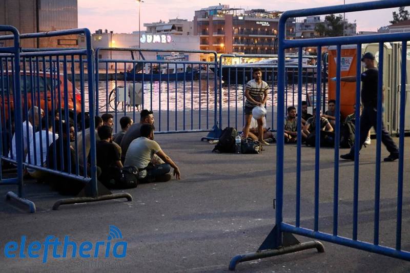Έφθασαν στο λιμάνι της Καλαμάτας οι 57 μετανάστες (βίντεο-φωτογραφίες)