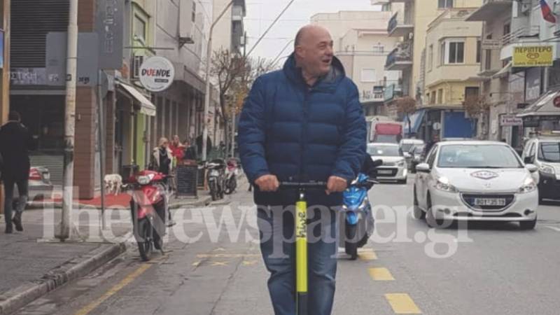 Ο Αχιλλέας Μπέος, πάνω σε ηλεκτρικό πατίνι - Εκανε βόλτα στον Βόλο (Βίντεο)
