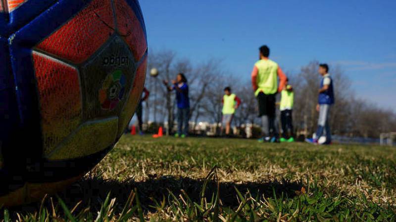Πρόσφυγες επικοινωνούν με τη γλώσσα του ποδοσφαίρου! (Βίντεο και φωτογραφίες)