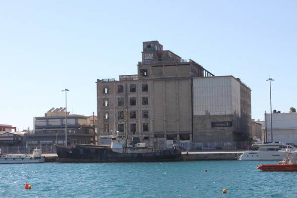 «Επικίνδυνοι οι μύλοι στο λιμάνι της Καλαμάτας» συμφώνησαν Νικάς και Μάκαρης