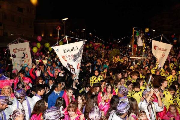 Σε δυνατούς ρυθμούς η νυχτερινή παρέλαση του Καλαματιανού Καρναβαλιού (φωτογραφίες)
