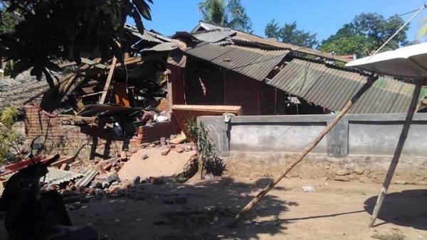 Τουλάχιστον 10 νεκροί μετά τις χθεσινές σεισμικές δονήσεις στην Ινδονησία