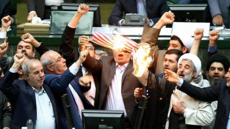 Ιρανοί βουλευτές έκαψαν χάρτινη αμερικανική σημαία στο κοινοβούλιο