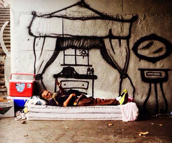 Ζωγραφίζει φανταστικά σπίτια για άστεγους... (φωτογραφίες)