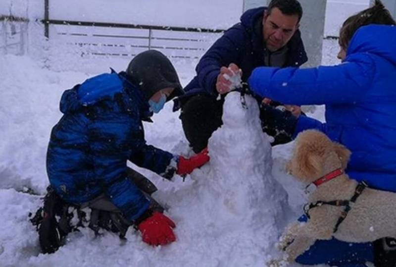 Ο Αλέξης Τσίπρας έφτιαξε χιονάνθρωπο μαζί τα παιδιά του