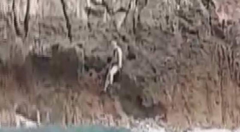 Λουτράκι: Συγκλονιστικό βίντεο από τη διάσωση ψαροντουφεκά που εγκλωβίστηκε σε βράχο