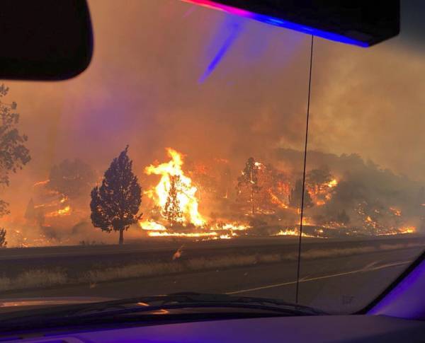 Ανεξέλεγκτη η πυρκαγιά στην Καλιφόρνια (Φωτογραφίες)