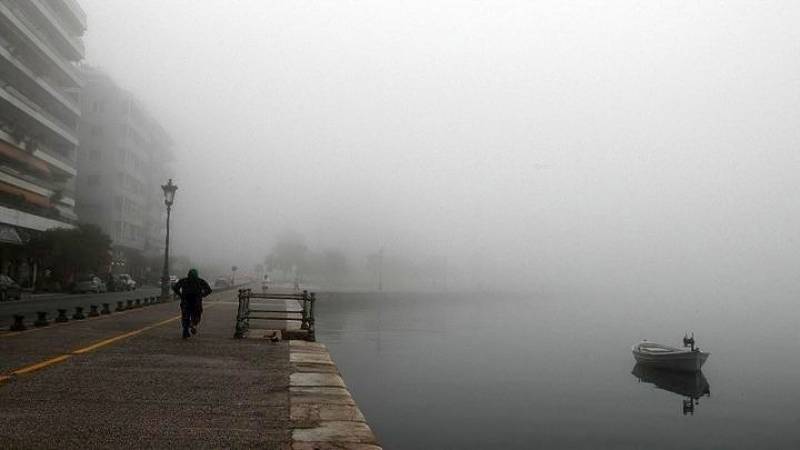 Πυκνή ομίχλη καλύπτει τη Θεσσαλονίκη
