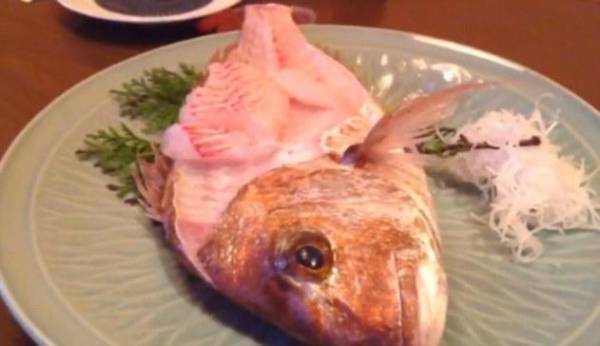 ΒΙΝΤΕΟ: Μισοφαγωμένο ψάρι, πετάγεται έξω από το πιάτο