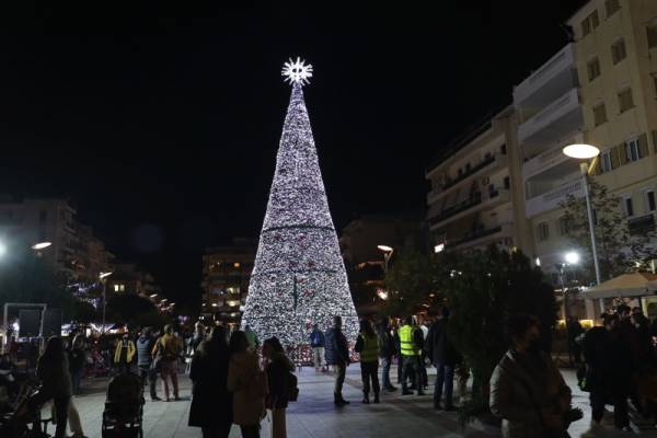 Φωταγωγήθηκε το χριστουγεννιάτικο δέντρο στην κεντρική πλατεία της Καλαμάτας (βίντεο-φωτογραφίες)