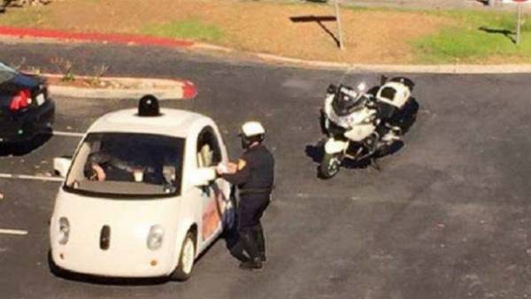 Αστυνομικός σταματάει ένα αυτοκίνητο χωρίς οδηγό της Google για υπερβολική ...βραδύτητα