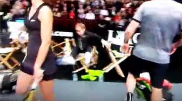 Όταν ο Elton John έπεσε από την καρέκλα του σε αγώνα τένις! (βίντεο)