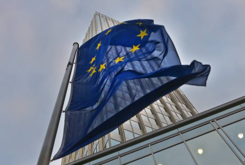 Economist: Η ευρωζώνη βρίσκεται πάλι στα πρόθυρα ύφεσης