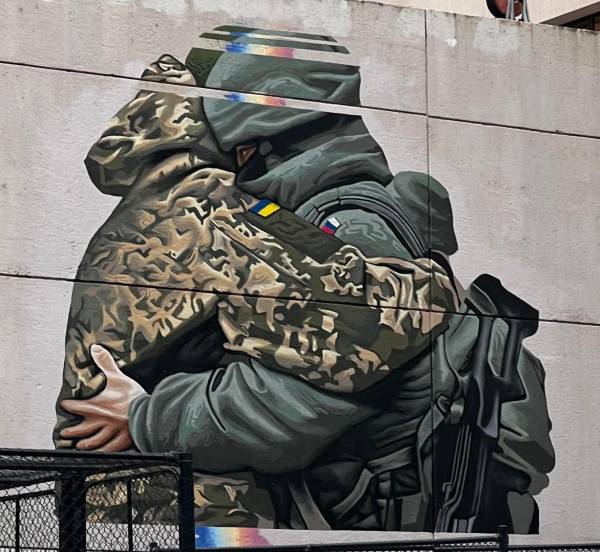 Αντιδράσεις προκάλεσε γκράφιτι στη Μελβούρνη που απεικονίζει έναν Ρώσο και έναν Ουκρανό στρατιώτη να αγκαλιάζονται 