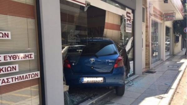 Αγρίνιο: Αυτοκίνητο τράκαρε και... μπούκαρε σε τζαμαρία ασφαλιστικού γραφείου (φωτο)