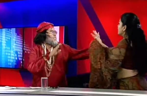 Αστρολόγος και γκουρού πιάνονται στα χέρια σε ζωντανή τηλεοπτική εκπομπή στην Ινδία (βίντεο)
