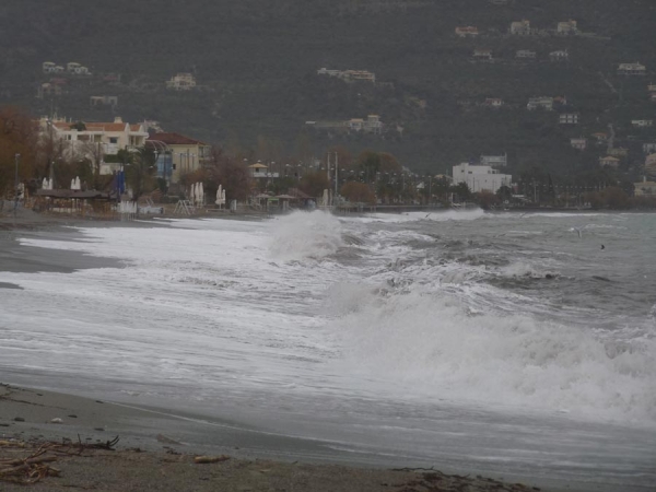 Κύματα και &quot;φουσκωμένη&quot; θάλασσα στην πρώτη μέρα κακοκαιρίας στην Καλαμάτα (βίντεο +φωτογραφίες)