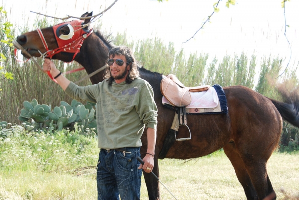 Ο Φιλίπ Μεζάι με το άλογο που έτρεχε στις ιπποδρομίες