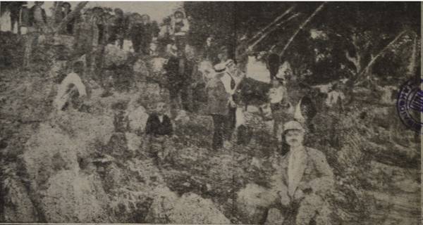Στη φωτογραφία μια σπάνια απεικόνιση του πρώτου ψεκασμού δακοκτονίας στην Κυπαρισσία το 1920. Μπροστά καθισμένος ο Νομογεωπόνος Μεσσηνίας Γενναίος Γαρδίκης που επέβλεψε τους ψεκασμούς.