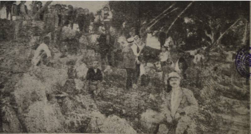 Στη φωτογραφία μια σπάνια απεικόνιση του πρώτου ψεκασμού δακοκτονίας στην Κυπαρισσία το 1920. Μπροστά καθισμένος ο Νομογεωπόνος Μεσσηνίας Γενναίος Γαρδίκης που επέβλεψε τους ψεκασμούς.