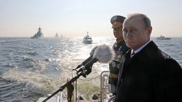 Ο Πούτιν επιθεώρησε δύναμη 4.000 στελεχών του Πολεμικού Ναυτικού