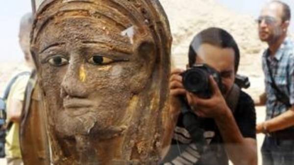 Ανακαλύφθηκε αρχαιοελληνικής τεχνοτροπίας επιχρυσωμένη μάσκα μούμιας στην Αίγυπτο