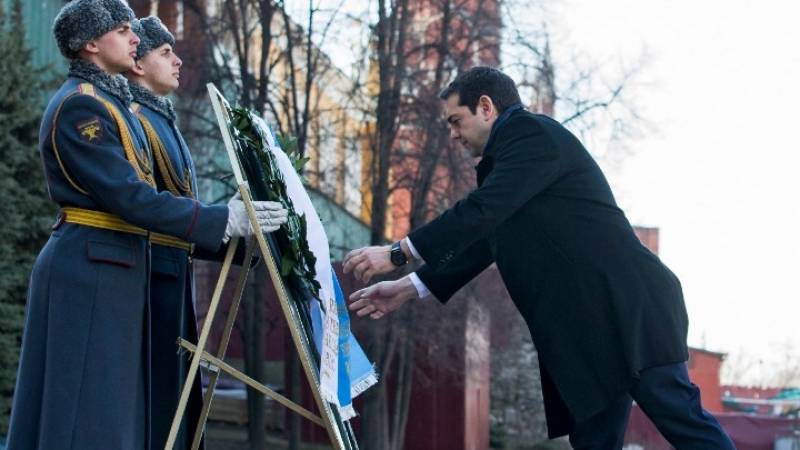 Κατάθεση στεφάνου από Τσίπρα στο μνημείο του Aγνωστου Στρατιώτη στη Μόσχα
