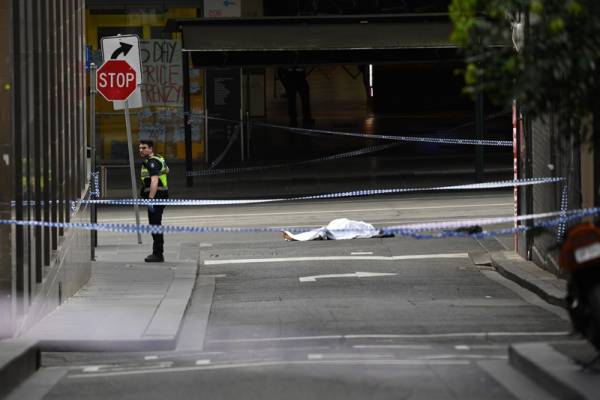 Eνας νεκρός και 2 τραυματίες από την επίθεση με μαχαίρι στη Μελβούρνη