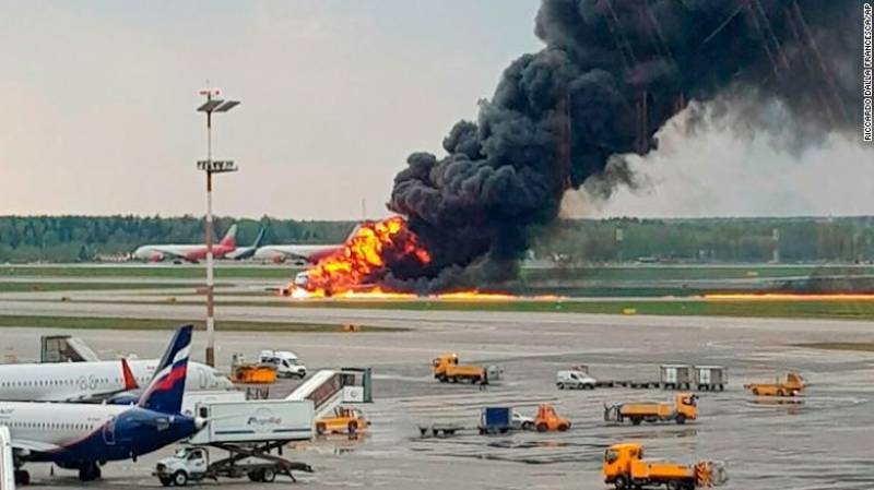 Ρωσία: Στους 13 οι νεκροί από την πυρκαγιά και την αναγκαστική προσγείωση αεροσκάφους στο Σερεμέτιεβο