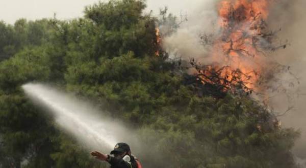 Μεγάλη πυρκαγιά μαίνεται στην περιοχή μεταξύ Πεντέλης και Νέου Βουτζά -Απομακρύνθηκαν παιδιά από κατασκηνώσεις