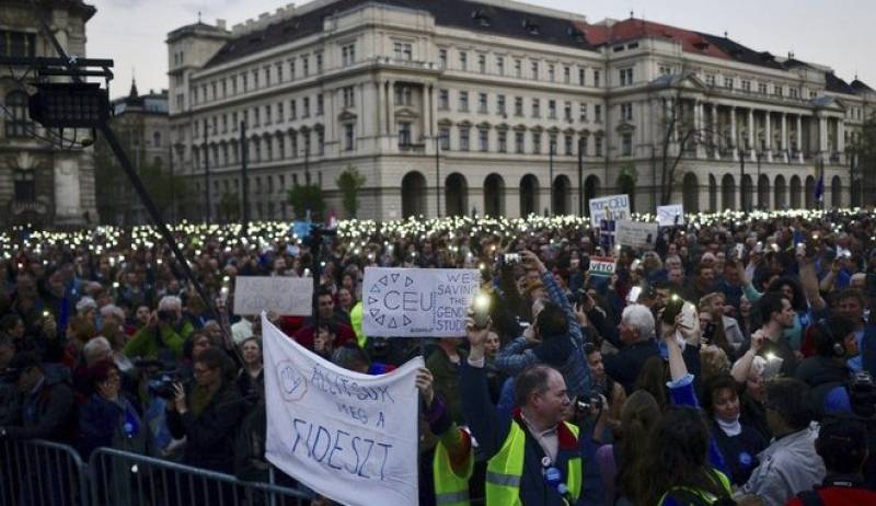 Ουγγαρία: Χιλιάδες φοιτητές στους δρόμους υπέρ του πανεπιστημίου του Σόρος