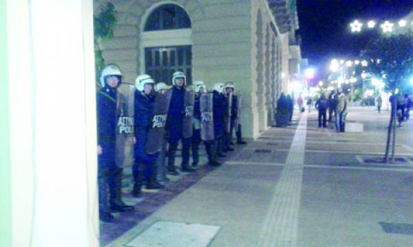 Ελεύθεροι οι 2 συλληφθέντες για επεισόδια στην Καλαμάτα -  Τι καταγγέλουν ΣΥΡΙΖΑ - ΚΝΕ - Ανοιχτή Συνέλευση