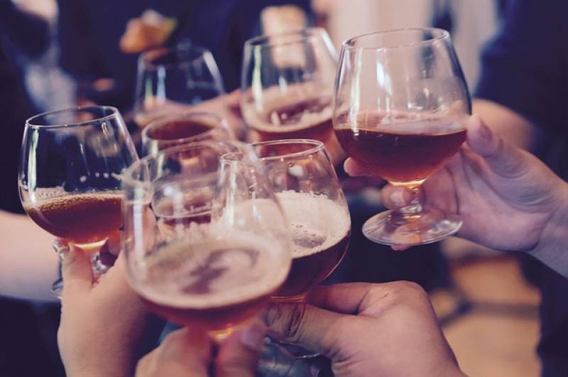 Μπίρα πριν από το κρασί ή κρασί πριν από τη μπύρα; Ό,τι και να διαλέξετε, στο τέλος θα μεθύσετε!