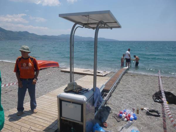 Ηλεκτρική ράμπα για ανάπηρους στην Παραλία Καλαμάτας (βίντεο)
