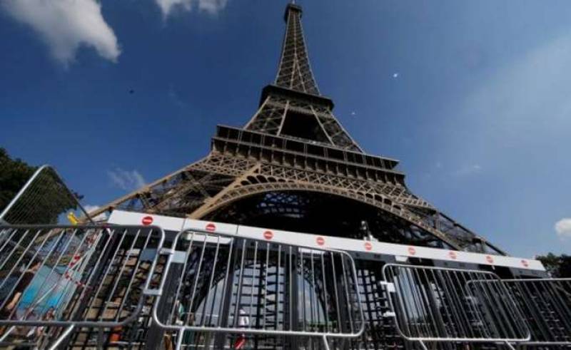 Γαλλία: Ο πύργος του Άιφελ εκκενώθηκε, ένας άνθρωπος σκαρφαλώνει στο εμβληματικό μνημείο