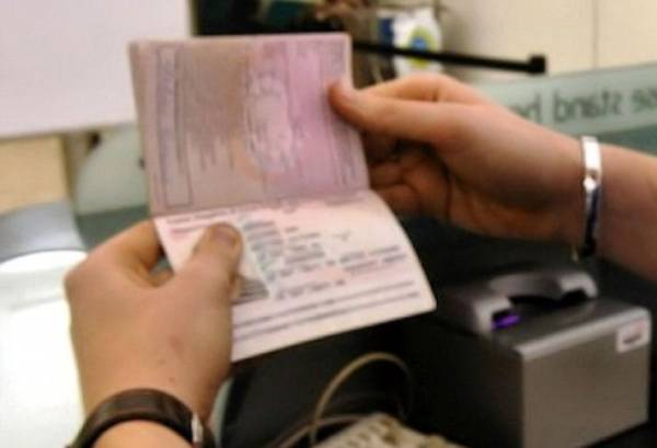 4 συλλήψεις για πλαστά διαβατήρια στο αεροδρόμιο της Καλαμάτας