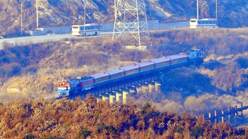Εγκαίνια για την οδική και σιδηροδρομική επανασύνδεση Βόρειας και Νότιας Κορέας
