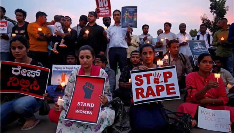 Ινδία: Δύο άνδρες βίασαν και έκαψαν ζωντανή μια έφηβη