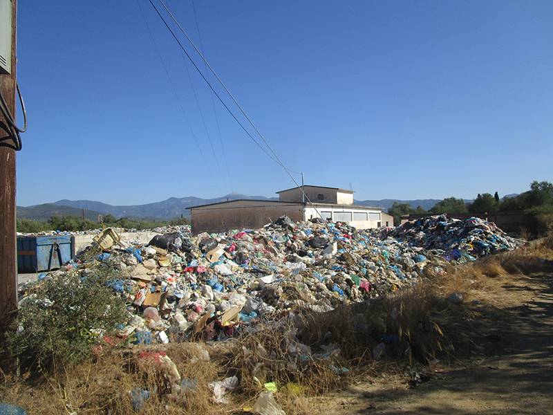 3.000 τόνοι σκουπιδιών απειλούν την δημόσια υγεία:  Απέραντη χωματερή ο Δήμος Οιχαλίας (βίντεο)