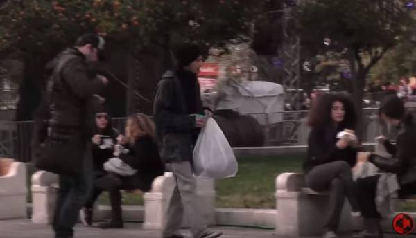 Bullying σε άστεγο - Εσύ πως θα αντιδρούσες; (κοινωνικό πείραμα-βίντεο)