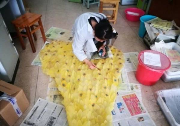 Φοιτητές στην Κίνα έφτιαξαν φόρεμα από 6.000 φύλλα δέντρων