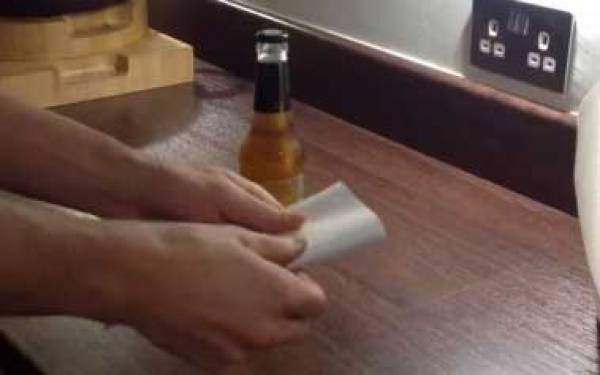 Βίντεο: Πως να ανοίξετε ένα μπουκάλι μπίρας με ένα κομμάτι χαρτί