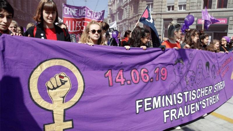 Ελβετία: Διαδηλώσεις γυναικών σε όλη τη χώρα με αίτημα τη μισθολογική ισότητα