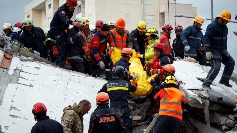 Αλβανία: Σωστικά συνεργεία ανέσυραν νεκρά τρία παιδιά και τη μητέρα τους, 46 οι νεκροί
