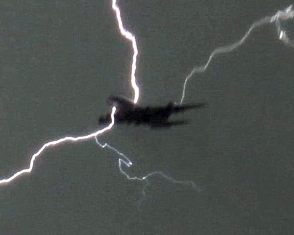 Κεραυνός χτύπησε νορβηγικό αεροπλάνο πάνω απ&#039; την Καλαμάτα  