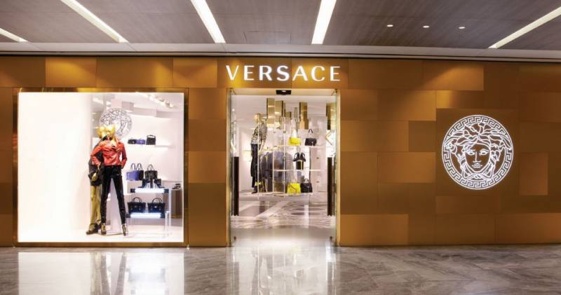 Στον αμερικανικό όμιλο μόδας Michael Kors περνά ο οίκος Versace