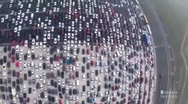 Έμπλεξες στη κίνηση; Δες πώς είναι το μποτιλιάρισμα στην Κίνα και θα σταματήσεις να παραπονιέσαι! (βίντεο)