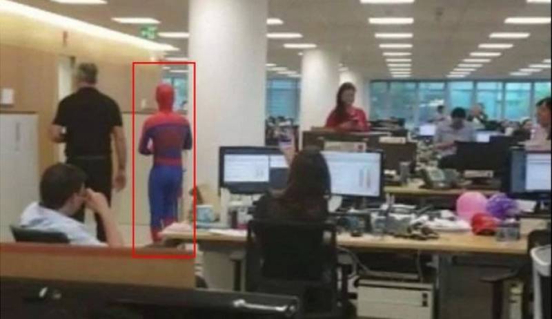 Τραπεζικός υπάλληλος πήγε για τελευταία φορά στη δουλειά ντυμένος... Spiderman (Βίντεο)