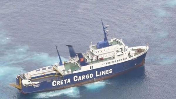 Σαντορίνη: Αποκολλήθηκε μετά από 16 ημέρες το πλοίο «Νέαρχος»